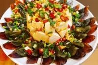 皮蛋拌豆腐，一道看似簡(jiǎn)單的家常涼菜，卻滿足了味蕾的需求