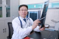 胸骨凹陷致闷喘 微创手术显神奇——郑州大学五附院高兴才主任提醒：漏斗胸患儿应尽早治疗！