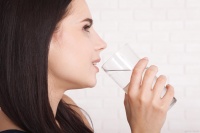 餐前饮水有妙招，健康生活更重要，在用餐前适量饮水