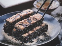 大叔家的传统小吃：黑米红糖糍粑，香甜软糯，口感劲道，家人喜欢