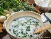 心靈的彼岸：荷葉粥：清熱解暑，降脂減肥

荷葉粥不僅美味可口，還具有多種健康益處。它能清熱解暑、降脂減肥、寬中散瘀，是夏季消暑的佳品。下面為大家分享一份詳細的荷葉粥食譜，快來試試吧！

食材清單：

?  干荷葉 20 克（或新鮮荷葉適量）
?  粳米 100 克
?  冰糖 少許（可根據(jù)口味調(diào)整）
?  清水 適量

制作步驟：

1.?準備荷葉：干荷葉洗凈，新鮮荷葉洗凈后用開水燙一...