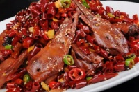 麻辣鴨頭，一道廣受歡迎的美食，具有獨(dú)特的麻辣口感和豐富的香氣