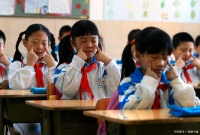 健康生活：生活中长时间工作后适度休息，保护视力！