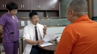 三歲：一針就能瘦？減肥藥諾和盈在中國上市后完成首針注射
一、聽說打一針就能瘦成閃電？先別急著排隊(duì)，這可是醫(yī)生的專業(yè)判斷題，不是誰都能“躺贏”的。諾和盈雖然聽起來像是懶人的福音，但其實(shí)它更像是一把精挑細(xì)選的鑰匙，只適合特定的鎖——比如那些BMI超標(biāo)且伴有健康問題的朋友。
二、減肥界的新星，諾和盈，它的出現(xiàn)確實(shí)給一些朋友帶來了新的希望。不過，這顆星星也帶了點(diǎn)“調(diào)皮”，它可不會(huì)輕易讓你摘到手。除了要滿足...