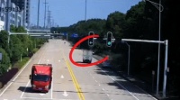 貨車(chē)司機(jī)突發(fā)急性胃潰瘍操作失控 蔡甸交警緊急溫情救援