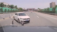 大眾朗逸司機(jī)誤操作失控對(duì)撞方程豹豹5：差距顯著