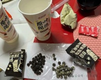 香飘飘奶茶珍珠保质期内发霉变绿，商家回应