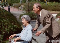 人老后，如果一個(gè)人孤獨(dú)的生活，首先要保證的是自己的健康