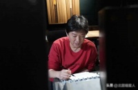 葉子看社會(huì)：近日，社交媒體上流傳著一組高曉松瘦身后的照片，引發(fā)廣泛熱議。有網(wǎng)友感慨，他如今瘦得驚人，幾乎可以與賈玲相媲美。
照片中，高曉松的身材煥然一新，苗條的面容和修長(zhǎng)的身姿令人驚嘆。相較于過去稍顯豐滿的形象，這樣的身形變化著實(shí)讓人刮目相看。
有評(píng)論指出：“高曉松這是要蛻變成仙人了嗎？完全不敢相信這是同一個(gè)人！”也有人戲稱：“如今賈玲是國民閨女，高曉松也成了國民小哥?！?這番變化引起了不少人對(duì)減...