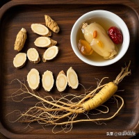健康大叔說(shuō)：人參的十種搭配，以備不時(shí)之需！
#健康養(yǎng)生##飲食健康##健康#
1. 人參 + 黃芪
功效：補(bǔ)氣固表，增強(qiáng)免疫力。黃芪助人參強(qiáng)化補(bǔ)氣效果，尤其適合體虛易感冒、術(shù)后恢復(fù)或慢性疲勞人群。 適用：氣虛乏力、自汗多汗、免疫力低下者。 推薦做法：人參黃芪雞湯（加雞肉、紅棗燉煮）
2. 人參 + 枸杞
功效：滋補(bǔ)肝腎，益精明目。枸杞中和人參的溫燥，適合長(zhǎng)期用眼過(guò)度或肝腎不足者。 適用：眼疲勞、腰...