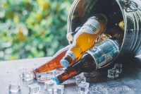 “冰杯效應(yīng)”來了！訂單暴漲，產(chǎn)能翻倍，一門新生意悄然生成?打開杯蓋，加入八分滿的橙汁，再倒入一袋咖啡液，只需一分鐘，就可喝到一杯橙C美式，成本5