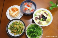 一家三口的晚餐，3個菜1個湯，搭配發(fā)面餅，吃得真舒服