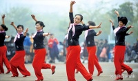 專家發(fā)現(xiàn)：那些長(zhǎng)期跳廣場(chǎng)舞的老人，到六十五后，大多變成了這樣