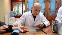 全國甲狀腺專家翟章鎖：醫(yī)者自醫(yī)成典范，平衡護甲譜新篇