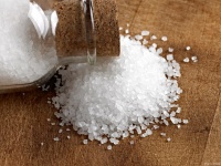 健康警報(bào)！每天鹽吃超5克，心血管、腎臟都“受傷”，控鹽技巧快收好