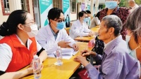 上海三甲医院专家名医深入农村，为村民看病诊疗、培训本地医护团队