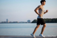 跑步不是越多越好？專(zhuān)家揭示最佳跑量，助你一夜好眠、輕松瘦身！