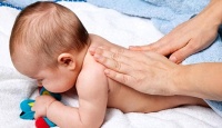 新生儿抚触手法图解！国际认证育婴师演示，促进发育还能防胀气