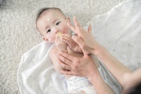 新生儿抚触全攻略：每天5分钟，宝宝哭闹减少，亲子关系更亲密！