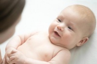 嬰兒撫觸應(yīng)該怎么做，來來手把手教你做嬰兒撫觸操