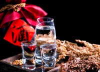 晚餐飲酒的潛在危險(xiǎn)與健康替代方案