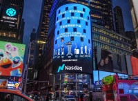 黎京雄院長(zhǎng)攜手半島大超炮與半島逆時(shí)針，登陸紐約時(shí)代廣場(chǎng)大屏