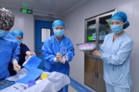 香港七旬老人黃斑裂孔深圳華廈治療