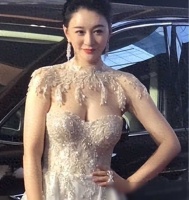 情钟余你：娱乐圈的明星们，总是承受着超乎寻常的压力和关注。他们的一举一动都会被放大和解读，生活中的点点滴滴也会成为媒体和粉丝们津津乐道的话题。其中，李小冉作为一位备受瞩目的演员，经历了丰富多彩的职业生涯和人生历程，她的故事不仅是一段演艺传奇，更是一部充满着奋斗和坚持的人生小说。
李小冉从演艺事业起步，就展现出了与众不同的魅力和才华。她的演技深受观众认可，凭借着精湛的表演技艺，一举成为了娱乐圈的焦点...