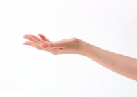 海宇安全：手能揭示你的身體健康！
有時，手掌、皮膚紋理、指甲、汗腺和色素可以幫助預(yù)測潛在的缺陷和疾病。近日，美國《醫(yī)學(xué)日報》盤點了手能揭示的健康問題。


　　1。甲狀腺功能。腫脹的手指和冰冷的手可能是甲狀腺功能減退的癥狀。甲亢表現(xiàn)為皮膚發(fā)紅或手部皮膚干燥等癥狀。

　　2。營養(yǎng)水平。指甲脆弱可能意味著缺鋅、維生素A、維生素C或B族維生素。它也可能是低鈣血癥的跡象。指甲上出現(xiàn)脊?fàn)钔黄鸨砻魅狈Φ鞍踪|(zhì)...