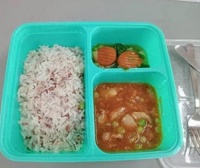 新加坡中小學(xué)供餐改預(yù)制餐，一些學(xué)生吐槽份量少口味差，校方緊急回應(yīng)……