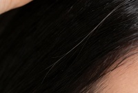 发现白头发别着急拔！这4类情况白发能变黑