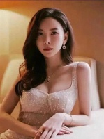 于文文這身材太絕了！露背吊帶裙殺瘋了，飽滿曲線誰頂?shù)米。? class=