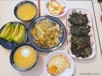 中老年人的早餐这样吃，朋友圈火了，网友：这就是健康的幸福生活，真好！