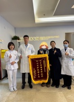 全國首例飛秒V5晶體植入在貴陽愛爾完成，術(shù)后一周視力優(yōu)異患者贈旗致謝