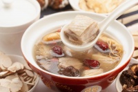 春节餐桌上，如何通过蒸、煮等健康烹饪方式改良传统美食