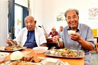 “吃饭八分饱”被推翻了？医生：老人68岁后，吃饭尽可能做到6点