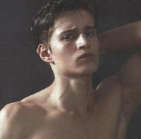 誰(shuí)刷到Miley最近的造型了 真的被狠狠嚇到！臉頰凹陷、骨骼線條都快支棱出來(lái)了，跟以前那個(gè)陽(yáng)光辣妹判若兩人！顴骨高得有點(diǎn)夸張，連眉毛都快要看不清了…真的別太拼啊寶！雖然她說(shuō)自己是靠無(wú)麩質(zhì)無(wú)乳糖飲食+每天至少1小時(shí)普拉提，再加上跑步、力量訓(xùn)練硬磕出來(lái)的身材，但粉絲真的只有滿滿的擔(dān)心健康永遠(yuǎn)比...