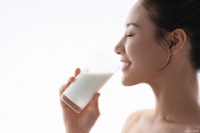 早上喝还是晚上喝？喝牛奶的正确方式，90%的人都搞错了