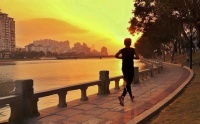 晨跑空腹燃脂多，夜跑贴合代谢？选对时段瘦更快