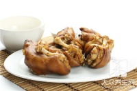 西红柿炖猪蹄怎么做呢