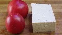 豆腐不再炒着吃，加2个西红柿，比吃肉还香，上桌就抢吃光