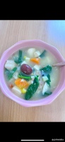 豆腐菠菜魚片汤，汤色鲜艳，汤味鲜美