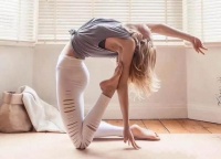 抓住工作的间隙练习瑜伽，摆脱弯腰、驼背、气色差