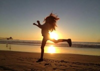 工作间隙轻松瑜伽：椅子双角式助您焕发活力