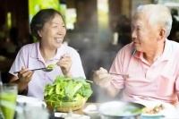 中老年人，坚持饿肚子不吃晚饭，半年之后，血糖和体重有何变化？