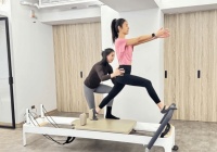 50岁林心如素颜练普拉提：身着运动服 身姿轻盈优雅