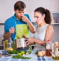 家庭廚房衛(wèi)生和安全指南：關注重點及科學選購廚房用具和餐具