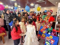 成都“温江一家亲” 这顿“团年饭”暖了孩子心