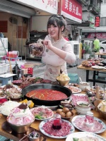 首先“咖咖”這個(gè)詞在重慶話里面就很有意思[害羞R]指的是角落這種地方，屬于“重慶言子”kaka火鍋在一個(gè)市井巷落里面在紅石路22號(hào)下車后，你需要穿過(guò)一個(gè)下坡路?來(lái)個(gè)一個(gè)居民樓前這家街邊攤就是咖咖火鍋總店算是整個(gè)重慶火鍋店的天花板[哇R][哇R][哇R]