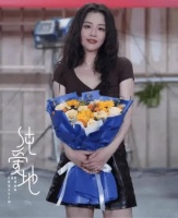 马思纯暴瘦后颜值回春，烫羊毛卷美回黎吧啦，穿咖色皮裙身材好绝，胖过没丑过